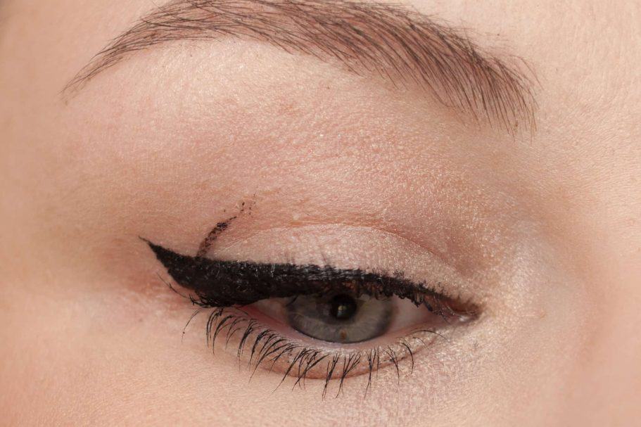 Der beste Eyeliner 226 Eyeliner Test: Fenty By Rihanna Flyliner Liquid Eye Liner Patzer