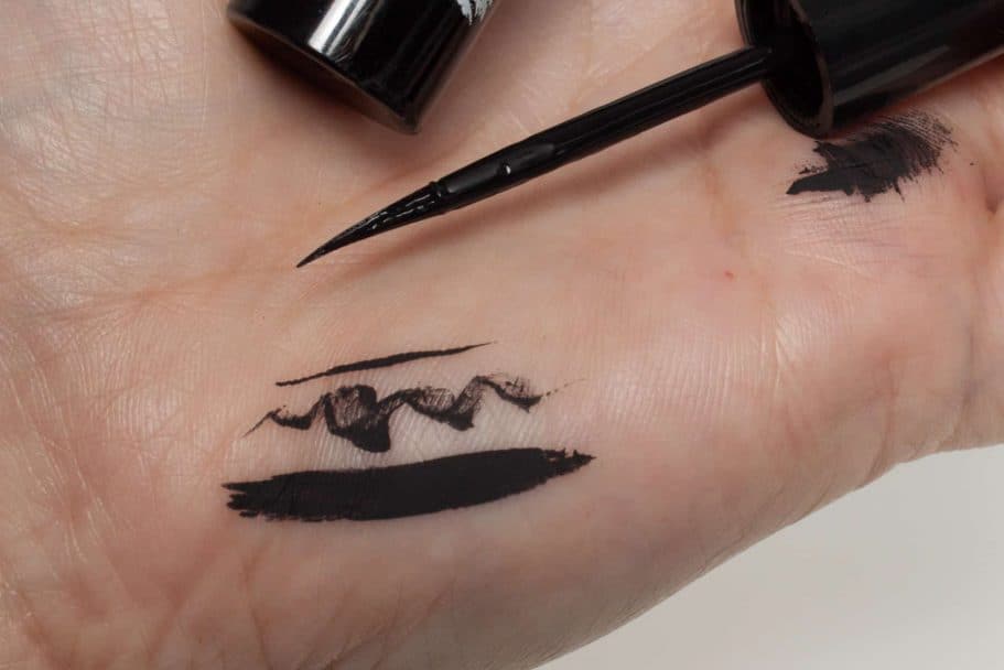Der beste Eyeliner 242 Eyeliner Test: Rival Loves Me Liquid Eyeliner