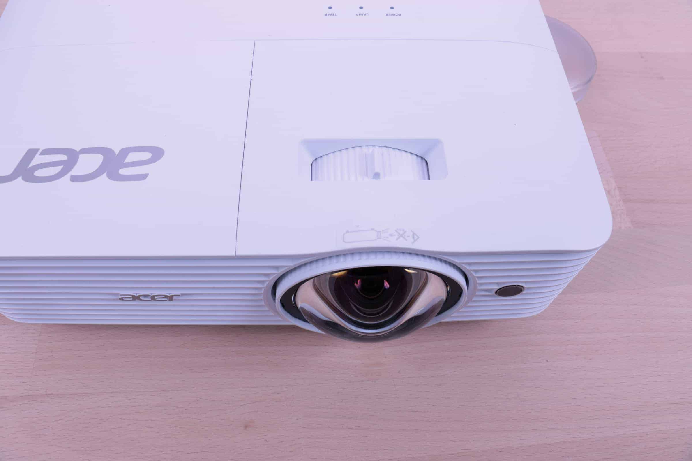 Der beste Beamer für Präsentationen 62 Beamer Test: Acer H6518sti Linse