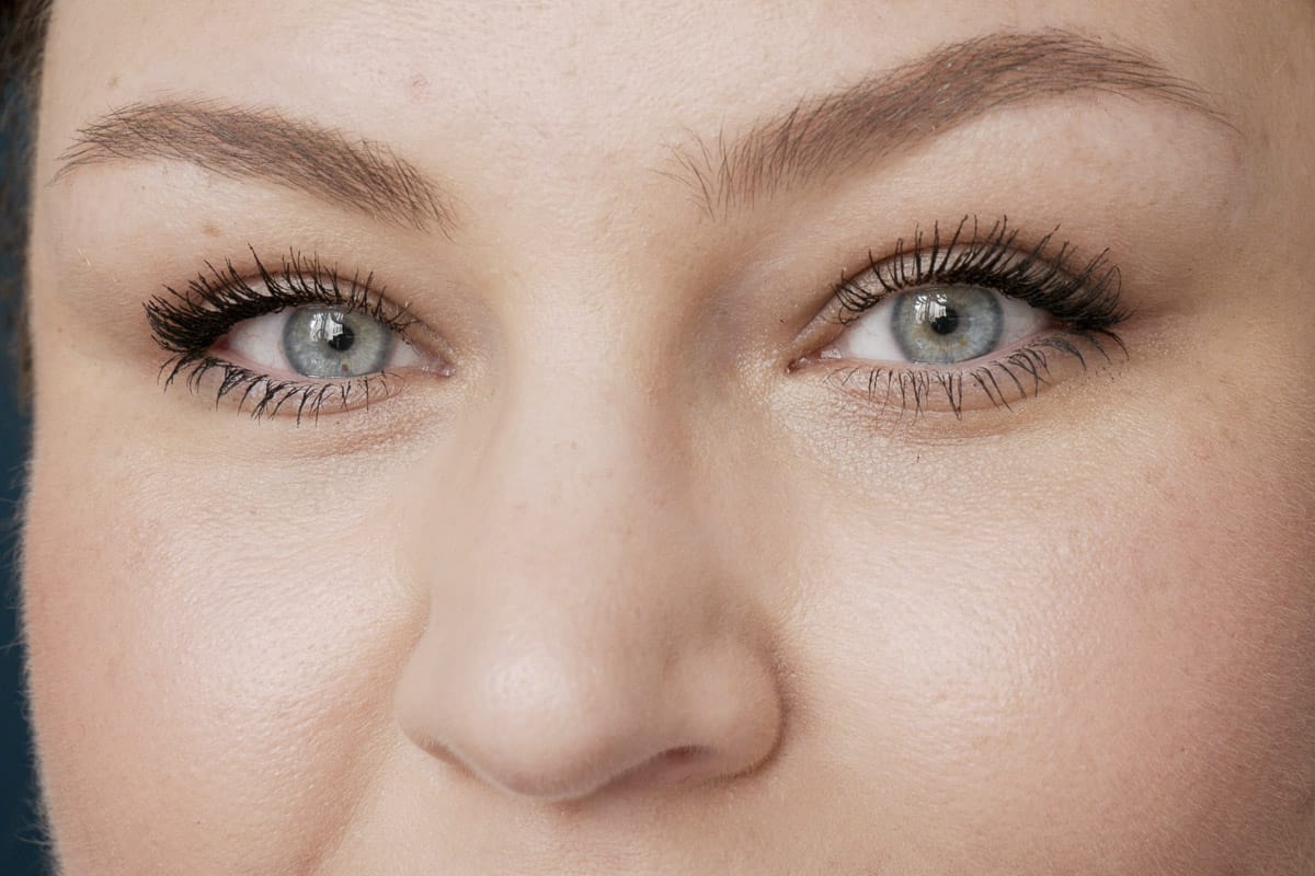 Die beste Mascara 299 Mascara Test: Benefit They're Real Magnet Mascara Am Auge 2 Schichten Gesicht