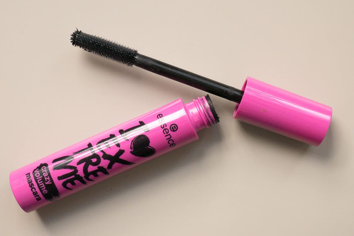 Die beste Mascara 326 Mascara Test: Essence I Love Extreme Crazy Volume 2 Schichten Bürstchen