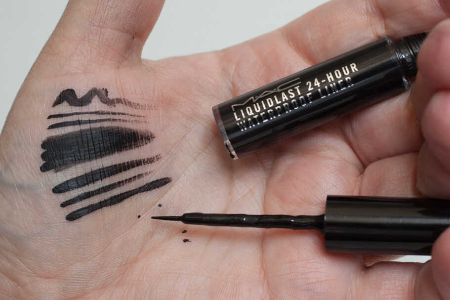 Der beste Eyeliner 220 Eyeliner Test: Mac Liquidlast 24hour Waterproof Liner Point Black