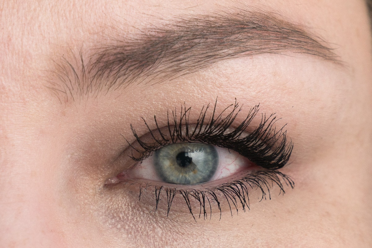 Die beste Mascara 411 Mascara Test: Maybelline The Colossal Smoky Black Mascara Eine Schicht
