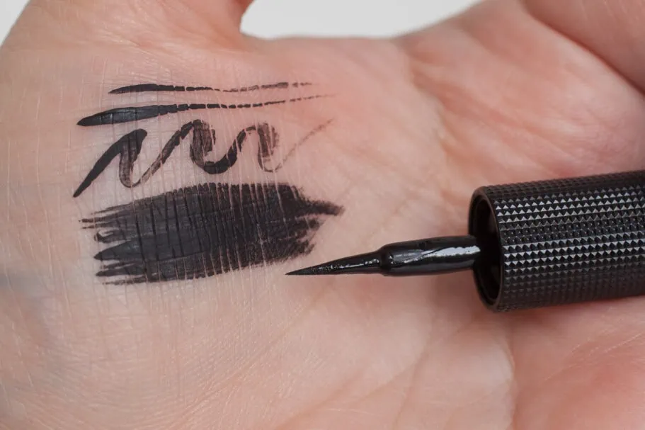 Der beste Eyeliner 188 Eyeliner Test: Loreal Paris Infaillable Grip 24h Matte Liquid Eyeliner Applikator