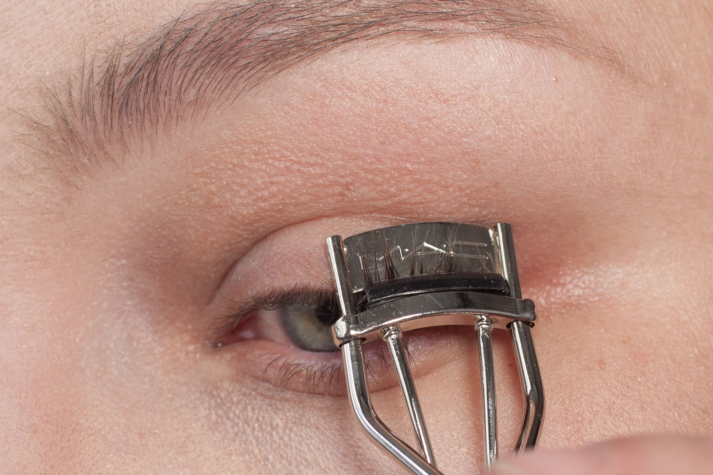 Die beste Wimpernzange 177 Wimpernzange Test: Mac Half Lash Curler Einsatz