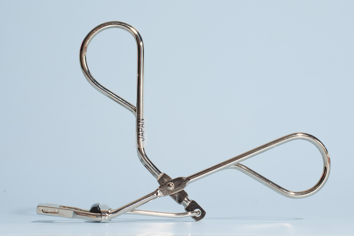 Die beste Wimpernzange 175 Wimpernzange Test: Mac Half Lash Curler Seitlich