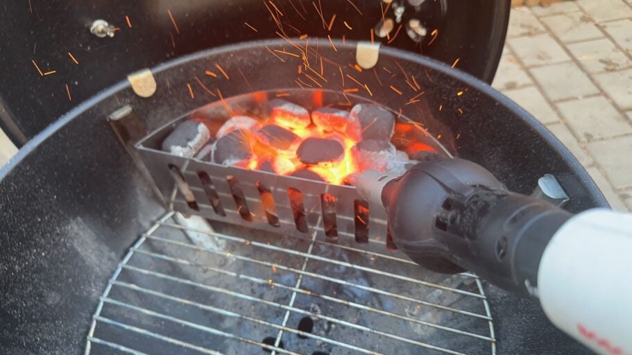 Holzkohlegrill meistern: So werden Sie zum Grillprofi 7 Holzkohlegrill meistern: So werden Sie zum Grillprofi Test: Aufmacher Holzkohle Meistern 1