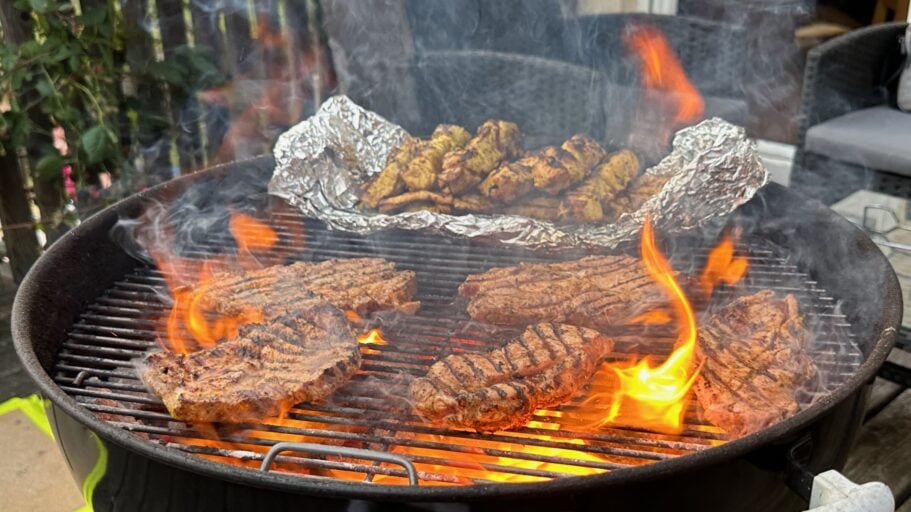 Holzkohlegrill meistern: So werden Sie zum Grillprofi 8 Holzkohlegrill meistern: So werden Sie zum Grillprofi Test: Aufmacher Holzkohle Meistern 1