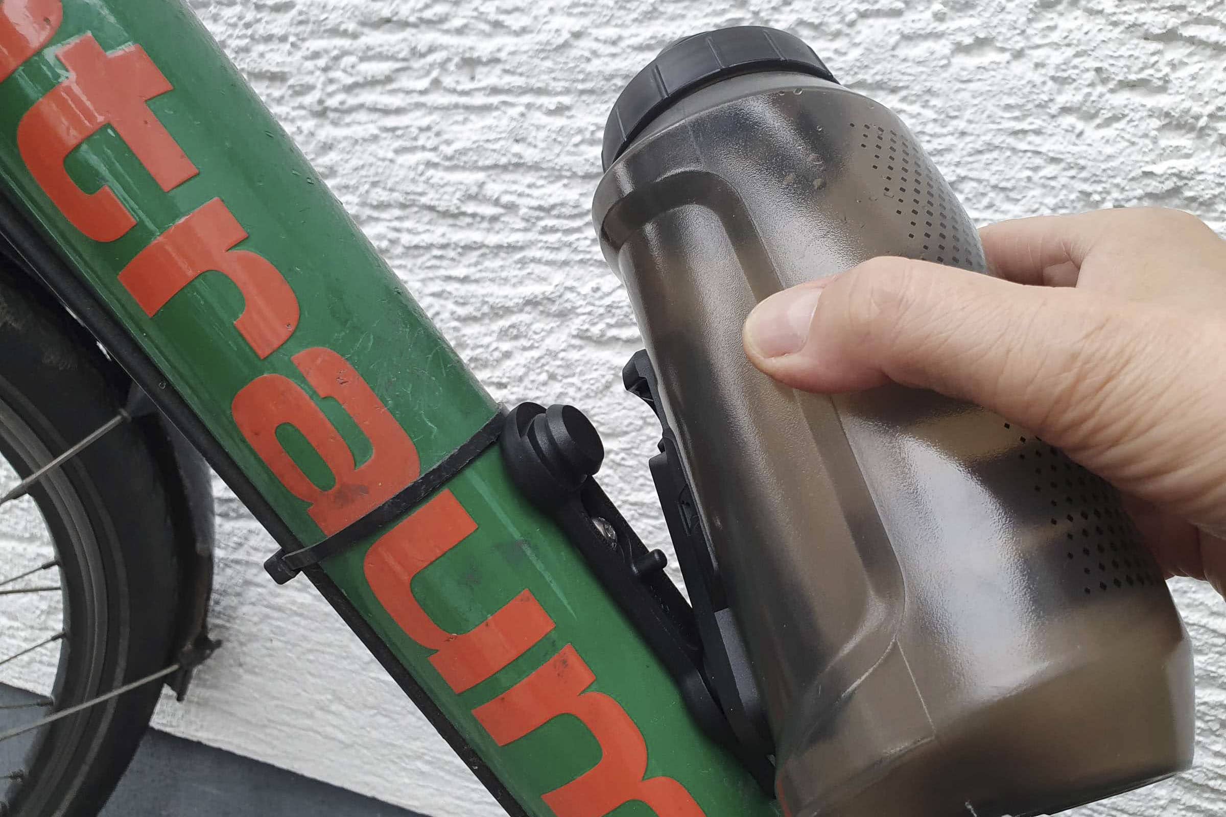 Die beste Fahrrad-Trinkflasche 189 Fahrrad-Trinkflasche Test: Fidlock Twist Bottle Bike Base