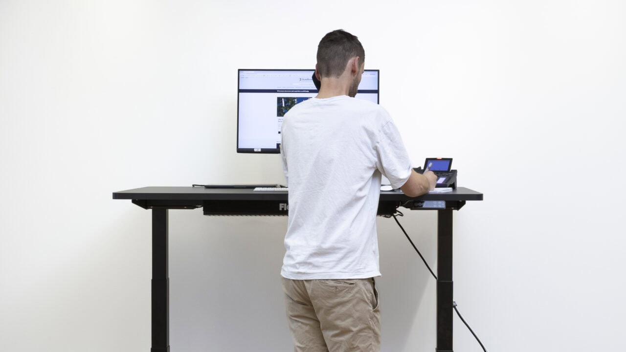 Mehr Bewegung im Büro: Der höhenverstellbare Schreibtisch Flexispot E7 Pro im Test 92 Einzeltest Flexispot E7 Pro Test: Flexispot E7 Pro Aufmacher