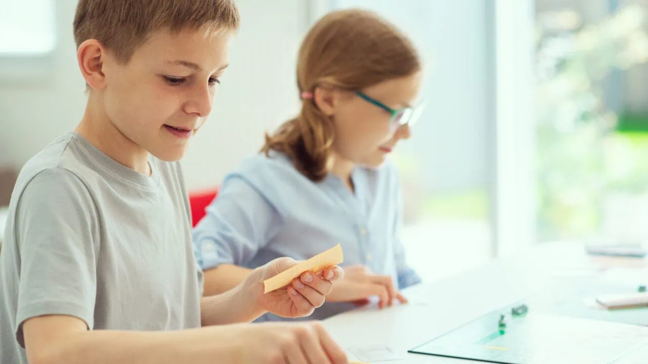 Die besten Gesellschaftsspiele für Kinder ab zehn Jahren 15 Gesellschaftsspiele für Kinder ab zehn Jahren Test: Gesellschaftsspiele Für 10 Jährige Aufmacher