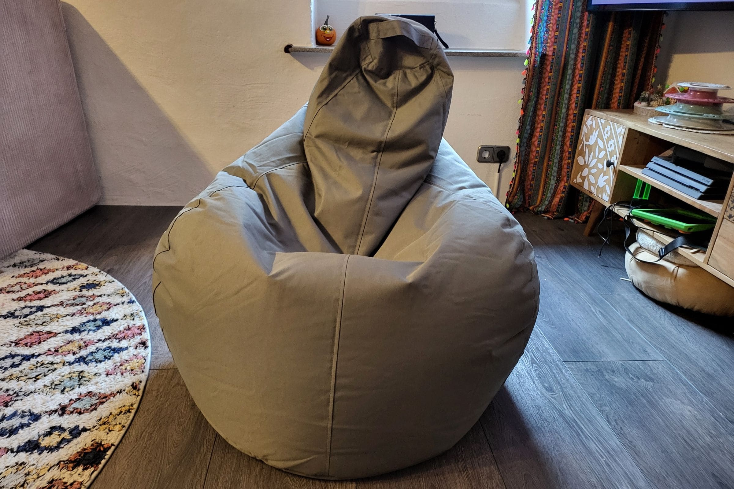 Komfort gegen Controller-Krampf: Gaming-Sitzsack im Check 15 Komfort gegen Controller-Krampf: Gaming-Sitzsäcke im Check Test: Green Bean Gaming Lounge Chair Frontansicht
