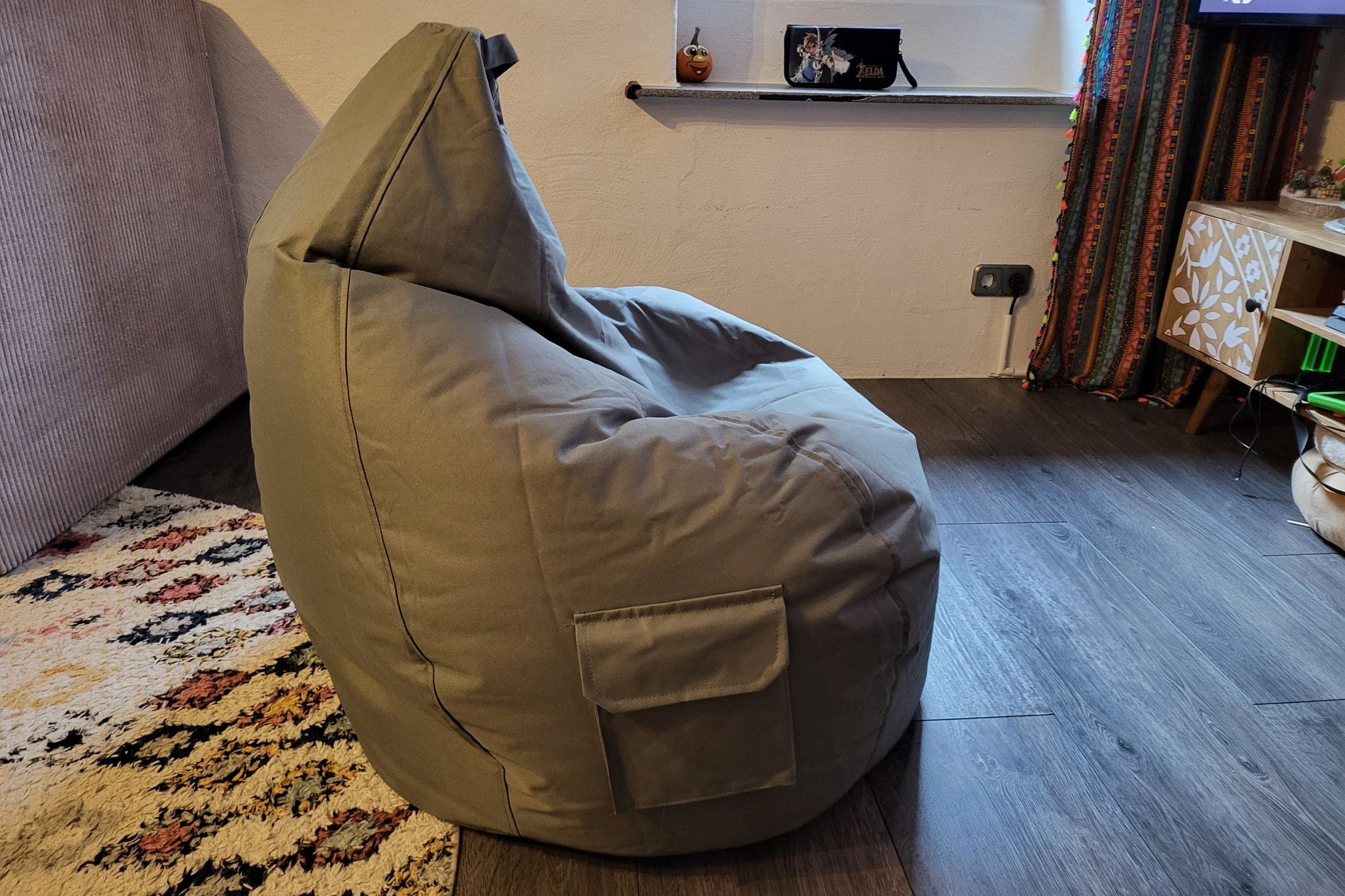 Komfort gegen Controller-Krampf: Gaming-Sitzsack im Check 16 Komfort gegen Controller-Krampf: Gaming-Sitzsäcke im Check Test: Green Bean Gaming Lounge Chair Seitenansicht