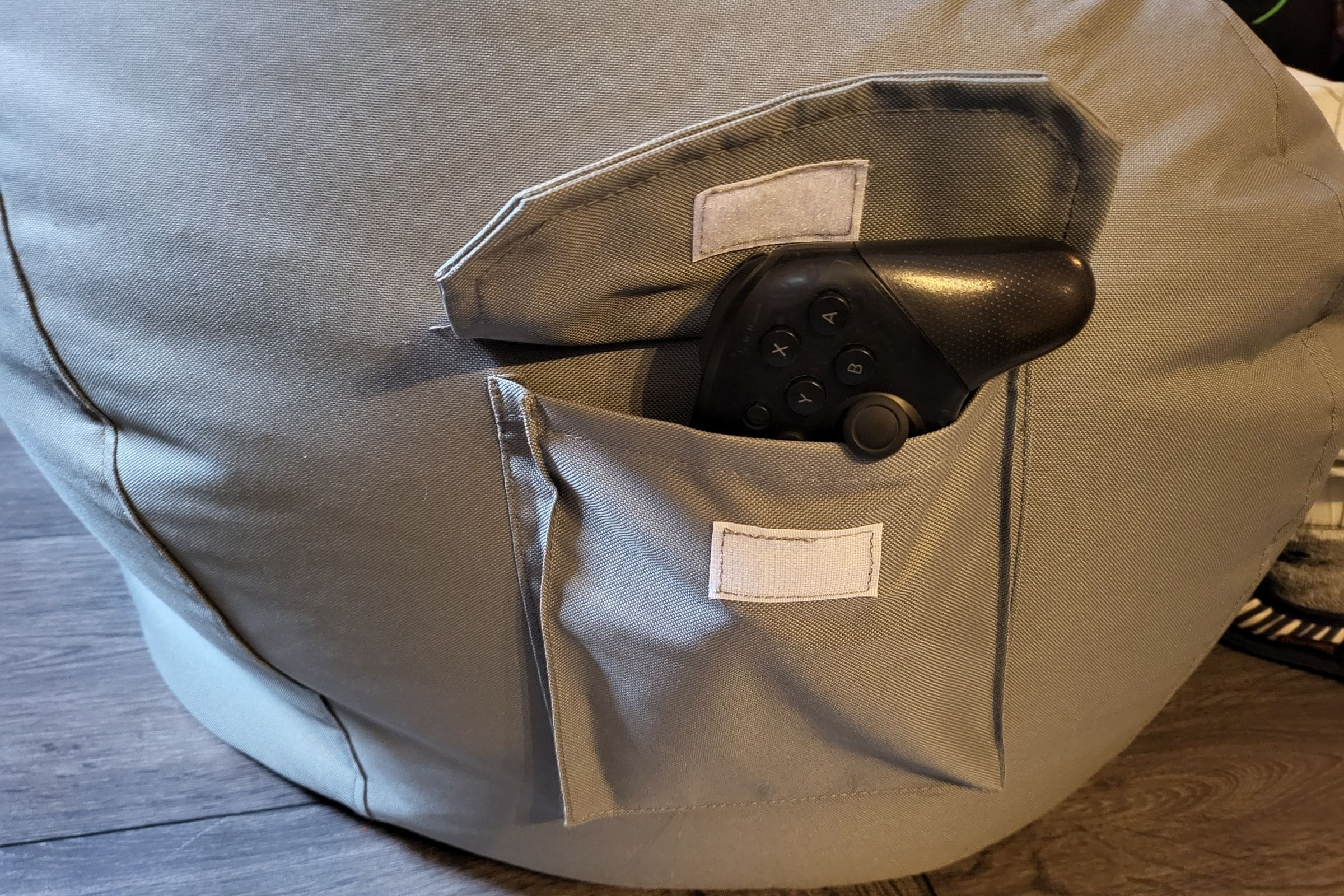 Komfort gegen Controller-Krampf: Gaming-Sitzsack im Check 18 Komfort gegen Controller-Krampf: Gaming-Sitzsäcke im Check Test: Green Bean Gaming Lounge Chair Tasche Sitzsack Besetzt
