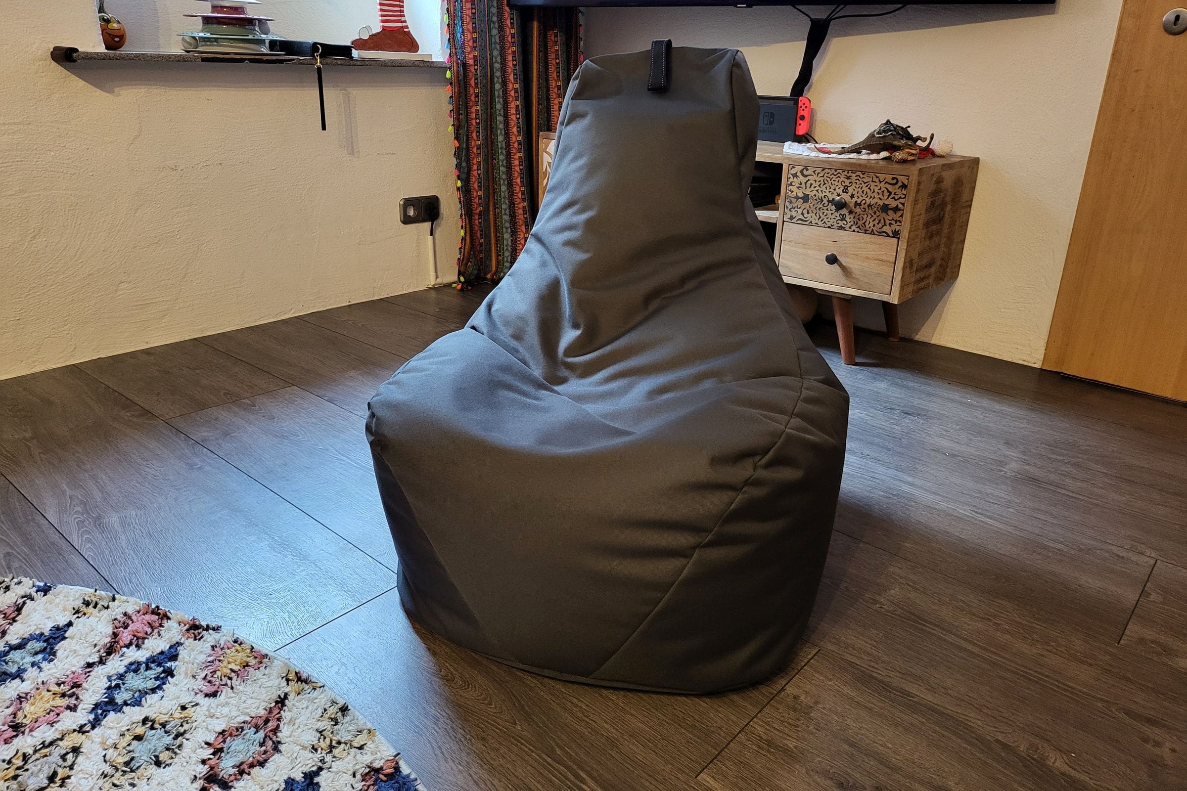 Komfort gegen Controller-Krampf: Gaming-Sitzsack im Check 21 Komfort gegen Controller-Krampf: Gaming-Sitzsäcke im Check Test: Nadimaideal Gamer Sitzsack Komfort Frontansicht