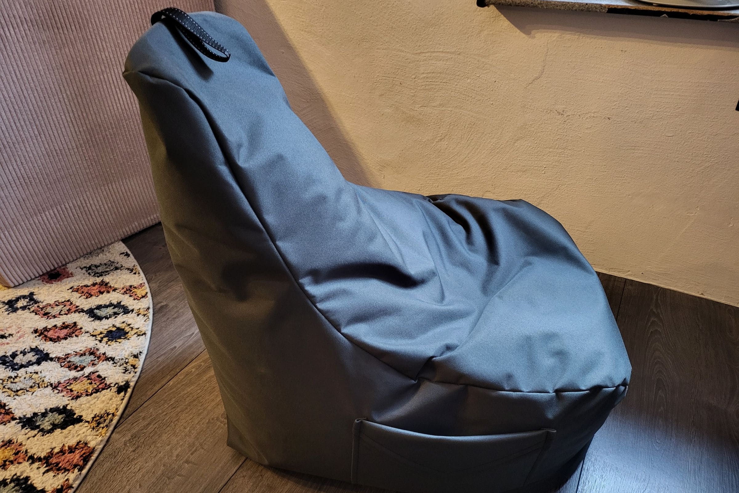 Komfort gegen Controller-Krampf: Gaming-Sitzsack im Check 22 Komfort gegen Controller-Krampf: Gaming-Sitzsäcke im Check Test: Nadimaideal Gamer Sitzsack Komfort Seitenansicht