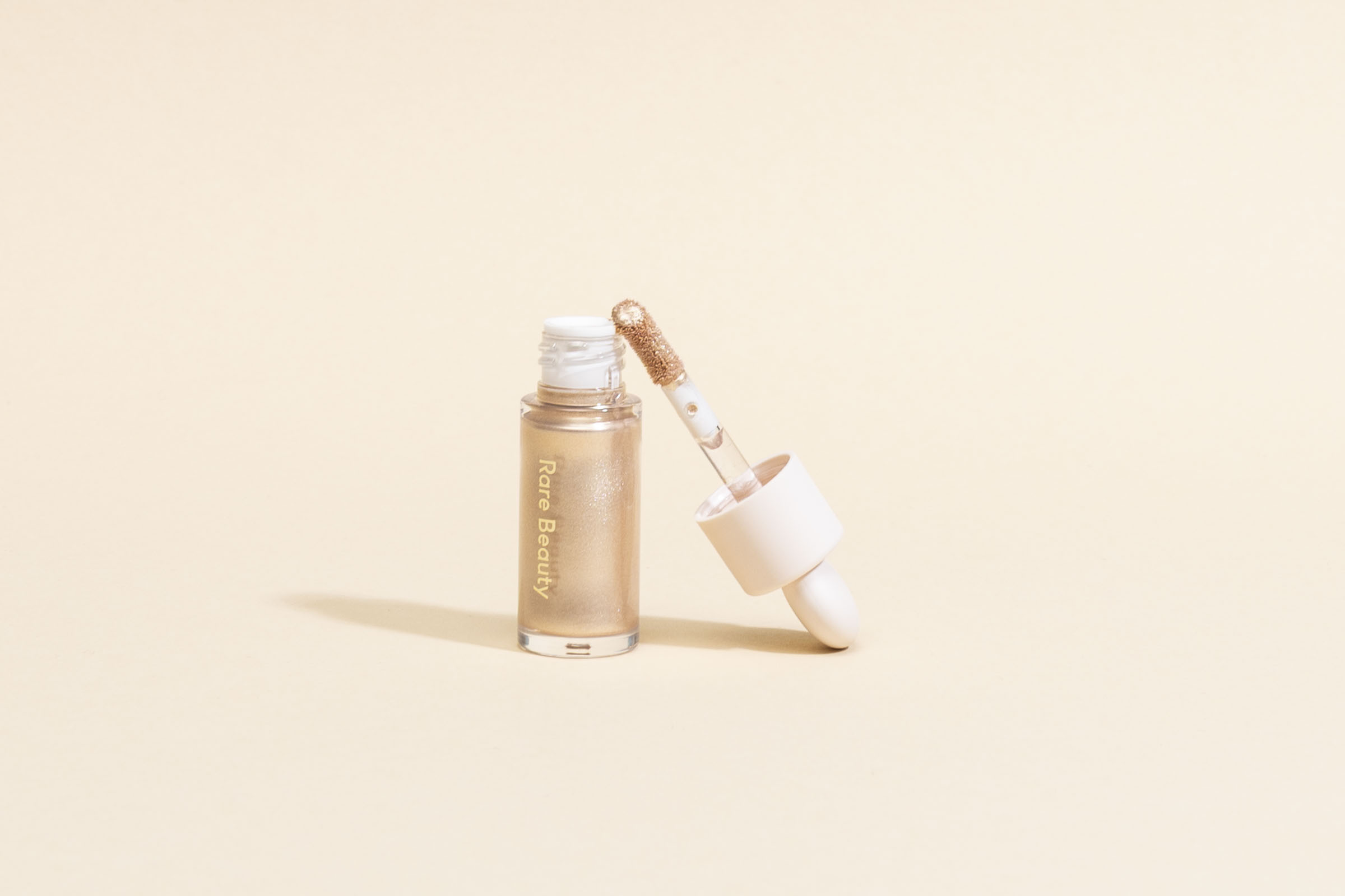 Der beste Highlighter 102 Highlighter Test: Rare Beauty Positive Light Luminizer