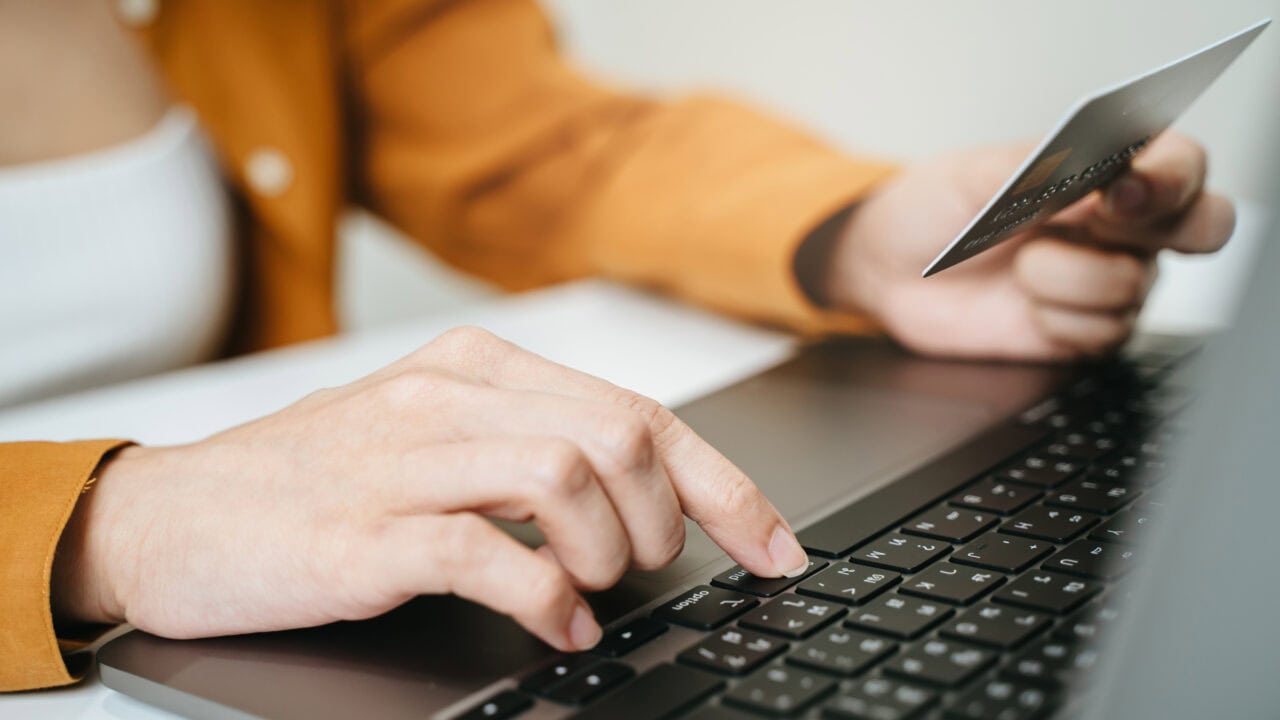 Kreditkartenbetrug erkennen und vermeiden: So sind Sie auf der sicheren Seite Test: Kreditkartenbetrug Aufmacher