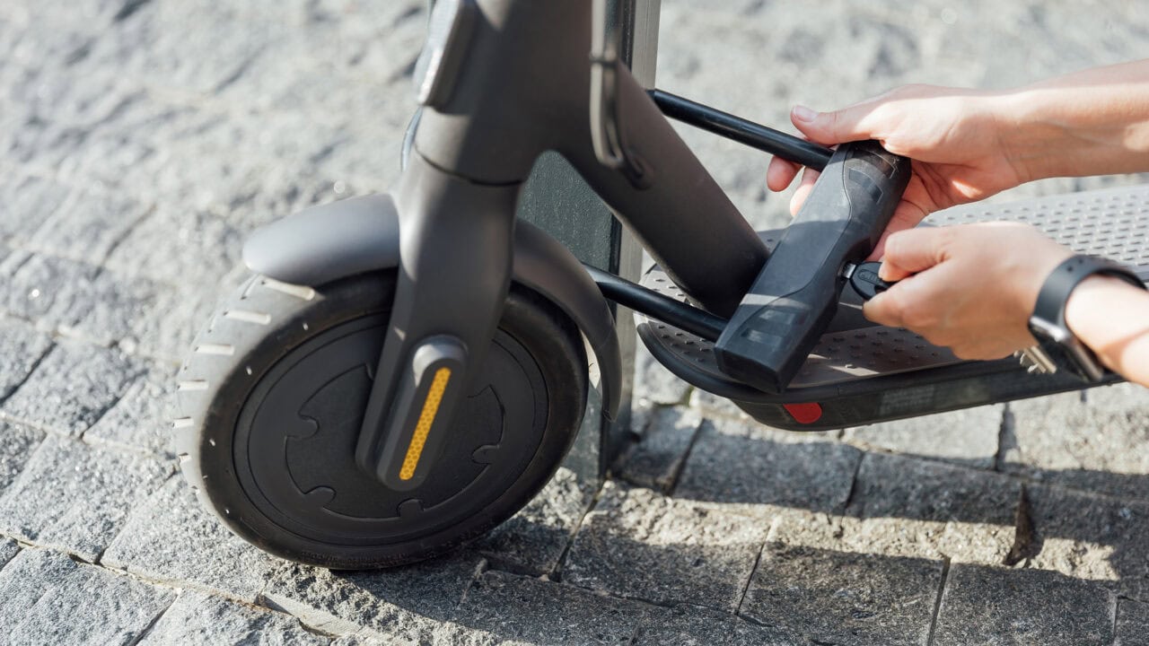 E-Scooter-Versicherung mit Diebstahlschutz: Lohnt sich die Teilkasko? Test: E Scooter Versicherung