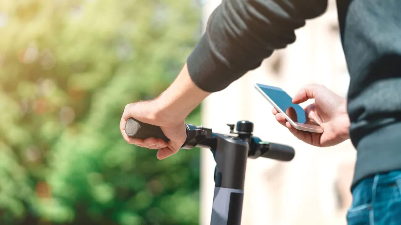 E-Scooter-Versicherung abschließen: Wann greift der Schutz? müssen Fahrer beachten Test: E Scooter Versicherungen