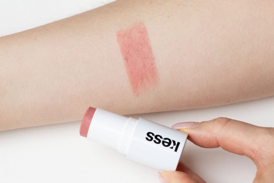 Der beste Blush 94 Blush Test: Kess Mono Stick Swatch