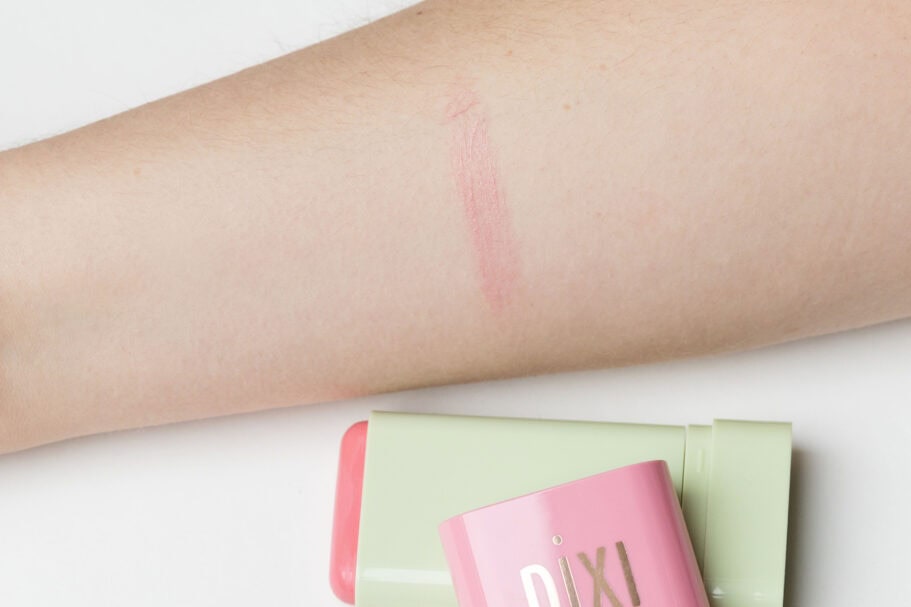 Der beste Blush 127 Blush Test: Pixi Beauty On The Glow Blush Tinted Moisture Stick Fleur Swatch