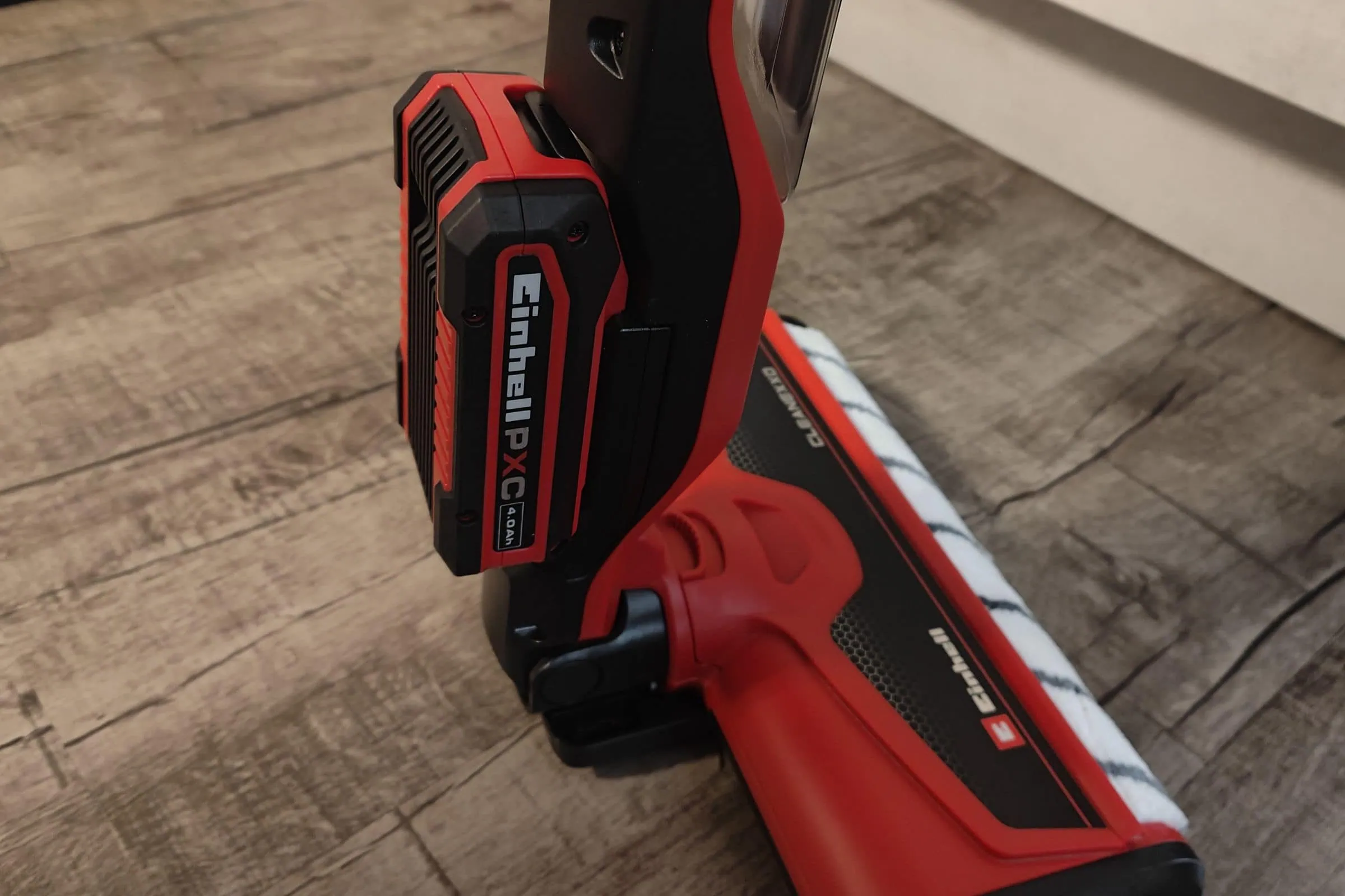 Der beste elektrische Bodenwischer 88 elektrische Bodenwischer Test: Einhell Cleanexxo Power X Change Akku Eingebaut
