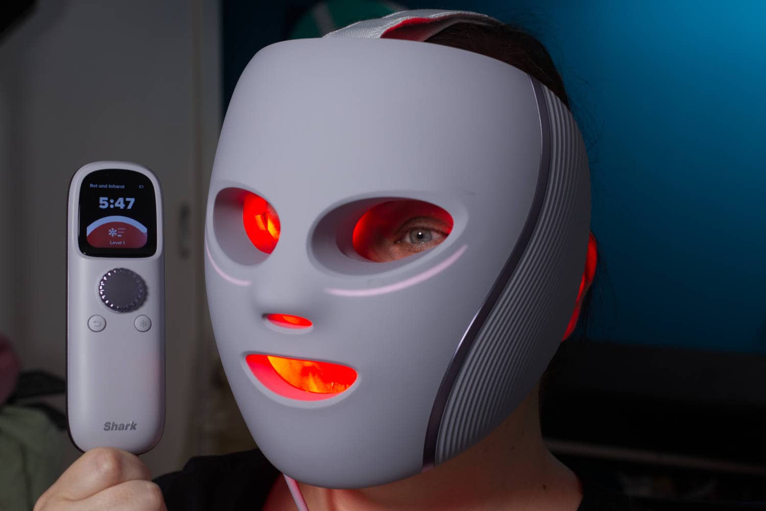 Anti-Aging auf Knopfdruck? LED-Masken im Test Test: Shark Cryoglo Led Mask Getragen