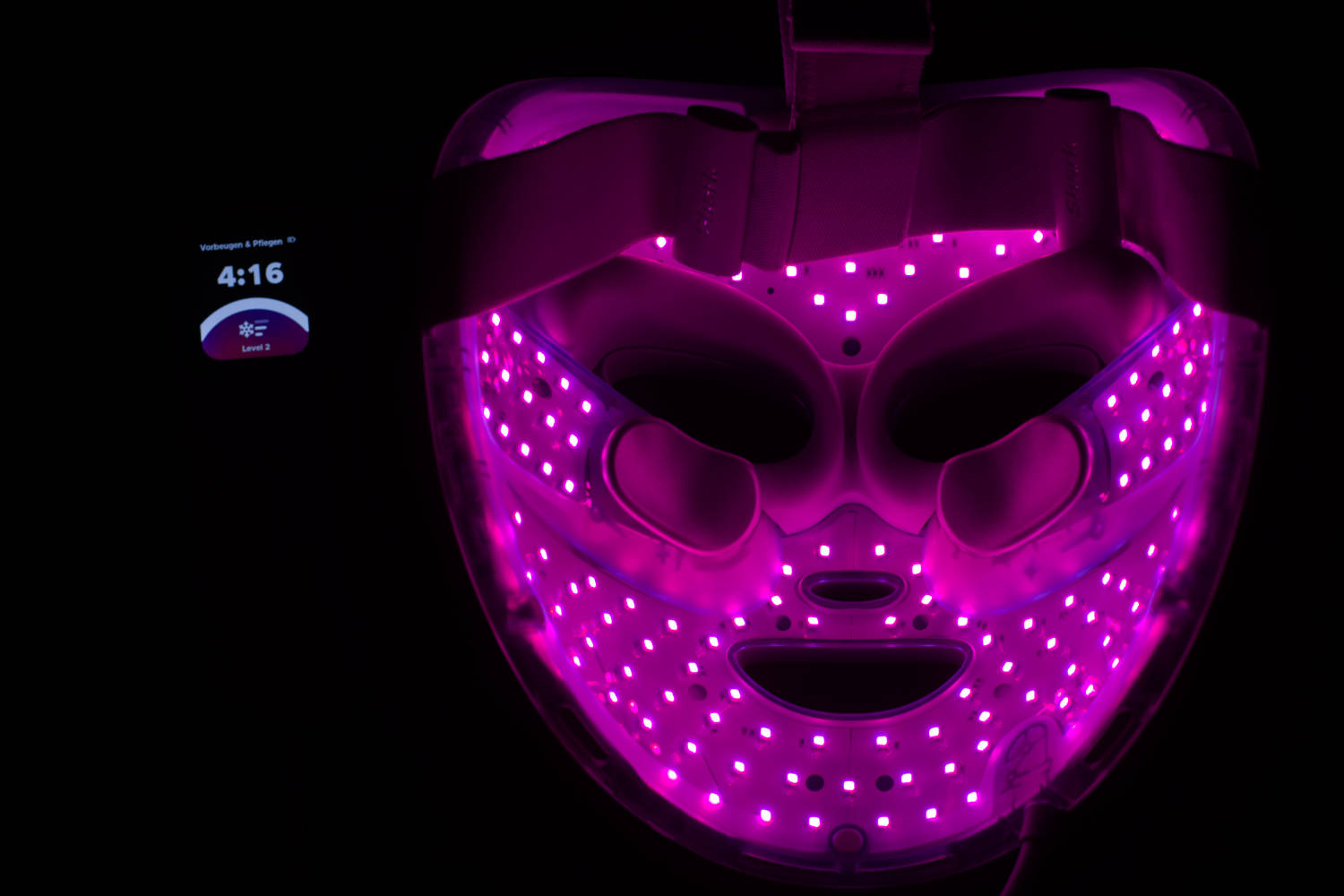 Anti-Aging auf Knopfdruck? LED-Masken im Test Test: Shark Cryoglo Led Mask Red Blue