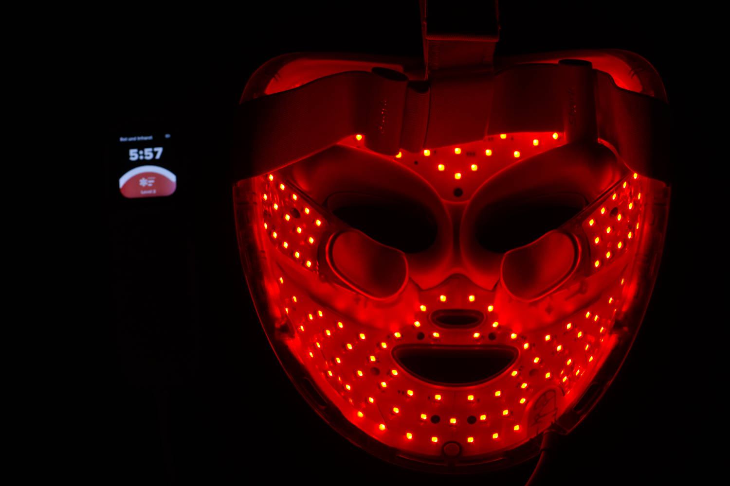 Anti-Aging auf Knopfdruck? LED-Masken im Test Test: Shark Cryoglo Led Mask Red