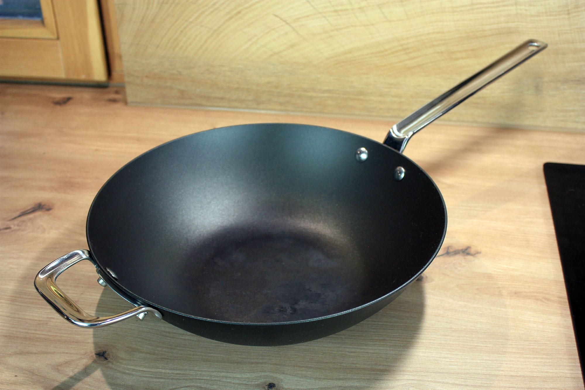 Die beste Wokpfanne 184 SCANPAN Black Iron Wok auf Arbeitsplatte