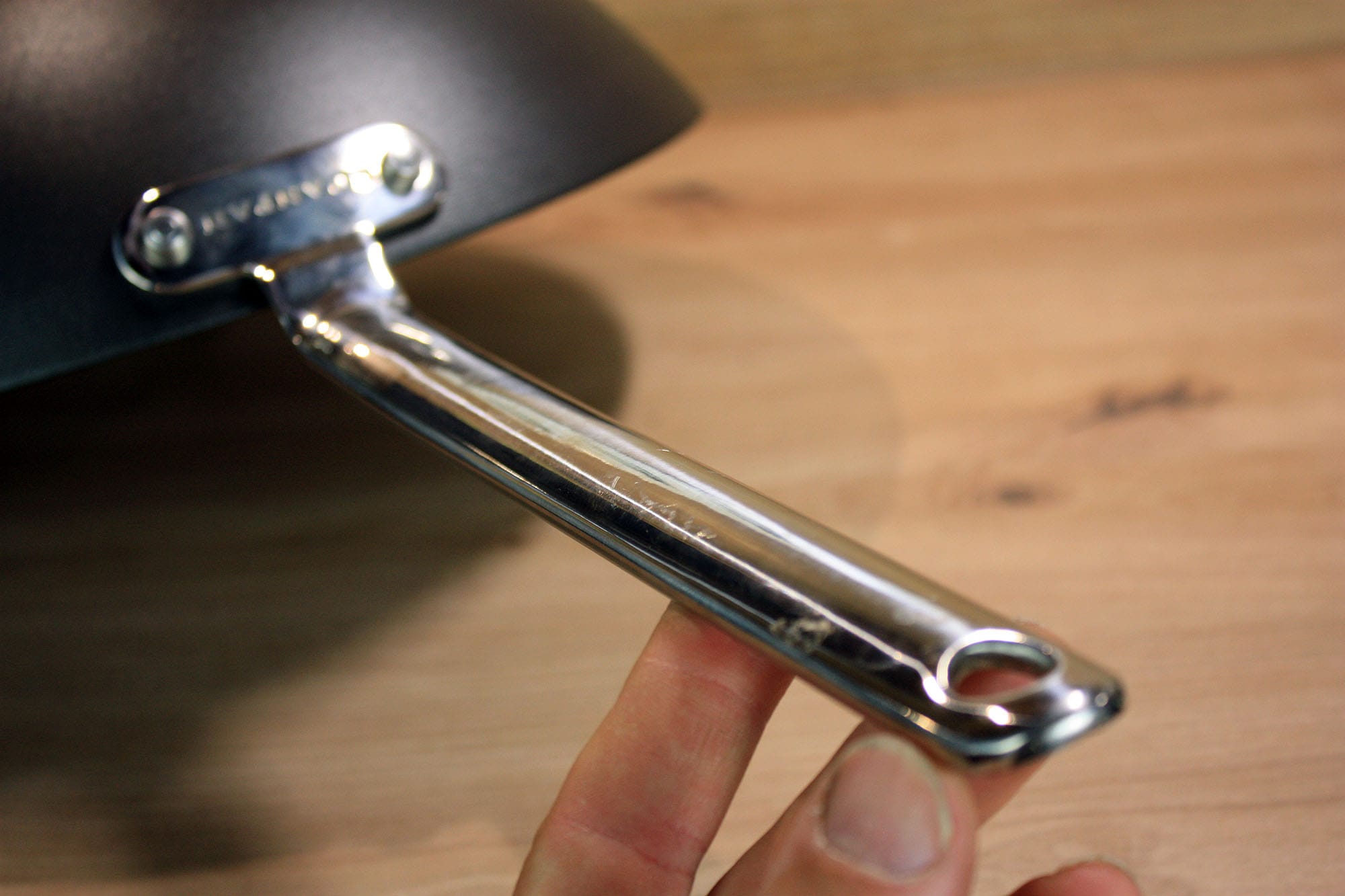 Die beste Wokpfanne 188 Nahaufnahme des ergonomisch geformten Edelstahl-Stielgriffs des SCANPAN Black Iron.