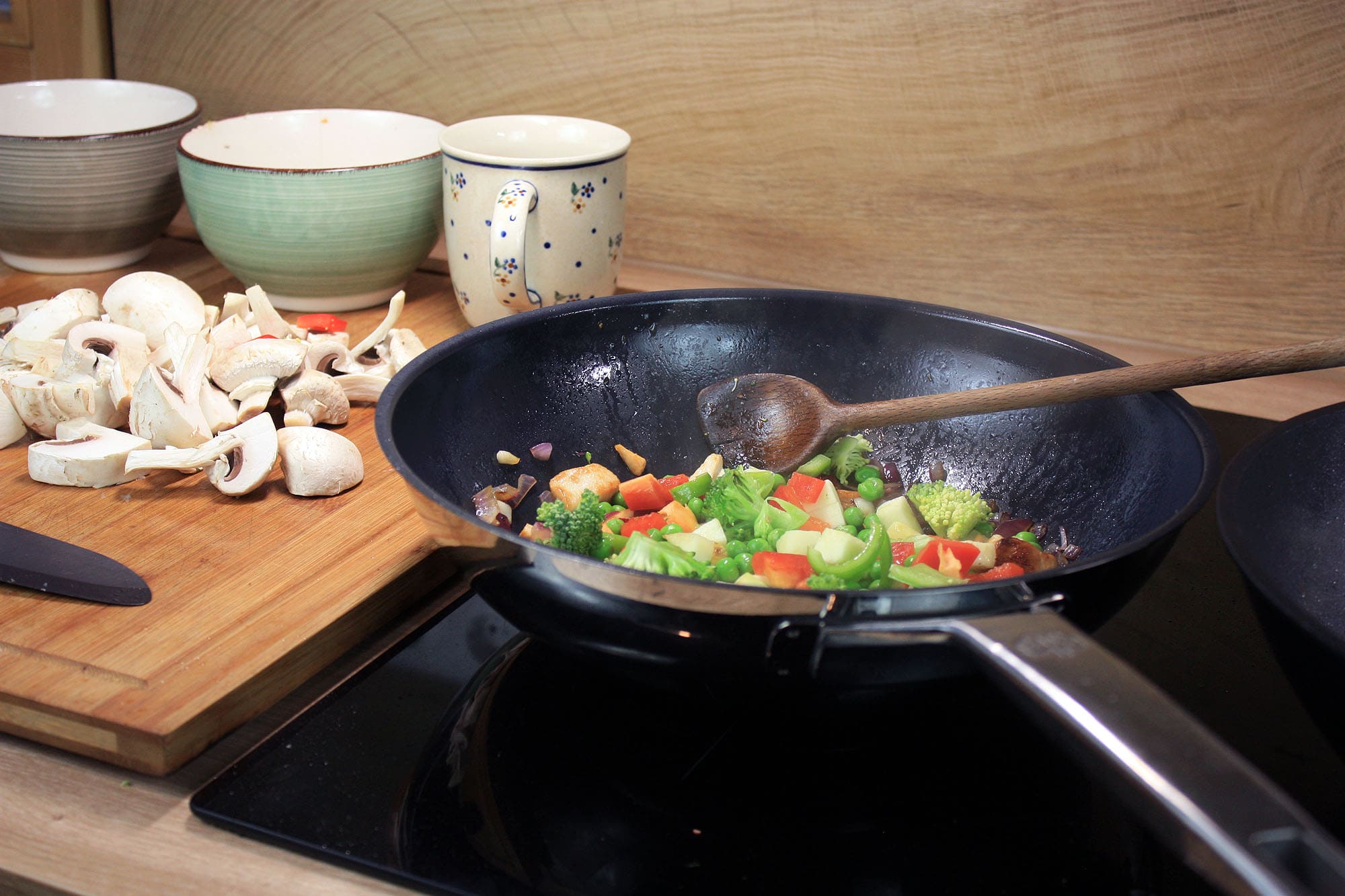 Die beste Wokpfanne 207 Die flach ansteigende Wandung bietet viel Platz zum Bewegen des Garguts und unterstützt das typische Wok-Kochen in Zonen.
