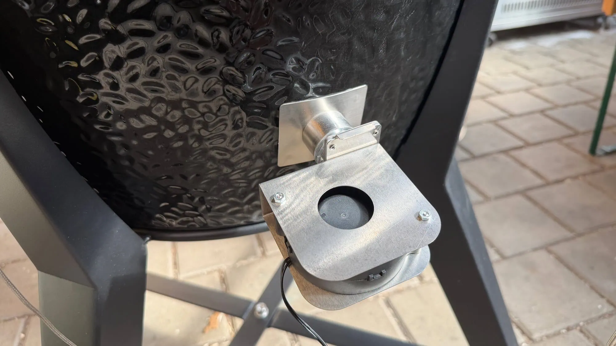 Viel Kohle für Kamado-Grills: Monolith Two.55 im Test 14 Kamado-Grill im Test Test: Monolith Two.55 Außen 1