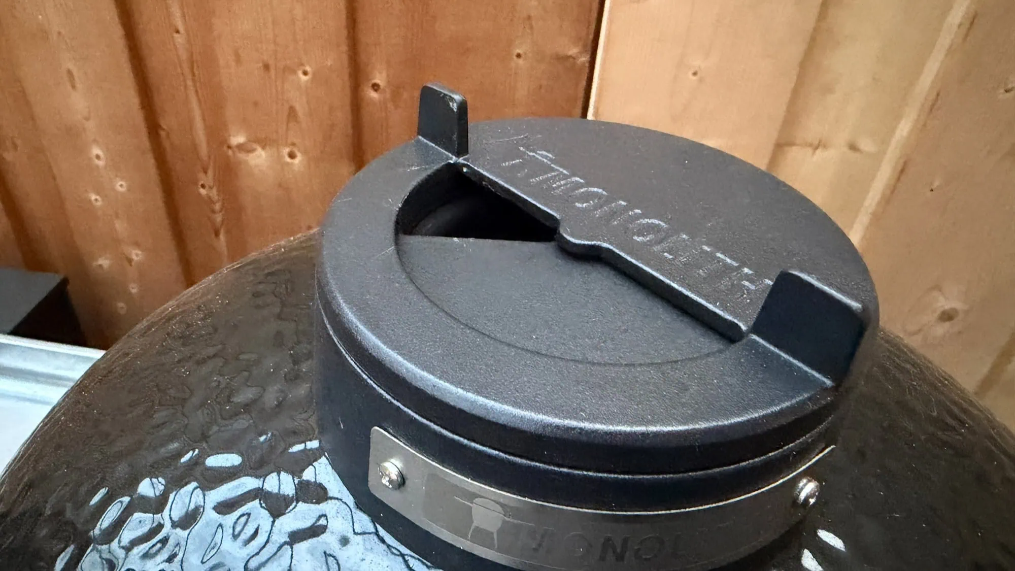Viel Kohle für Kamado-Grills: Monolith Two.55 im Test 7 Kamado-Grill im Test Test: Monolith Two.55 Außen 4