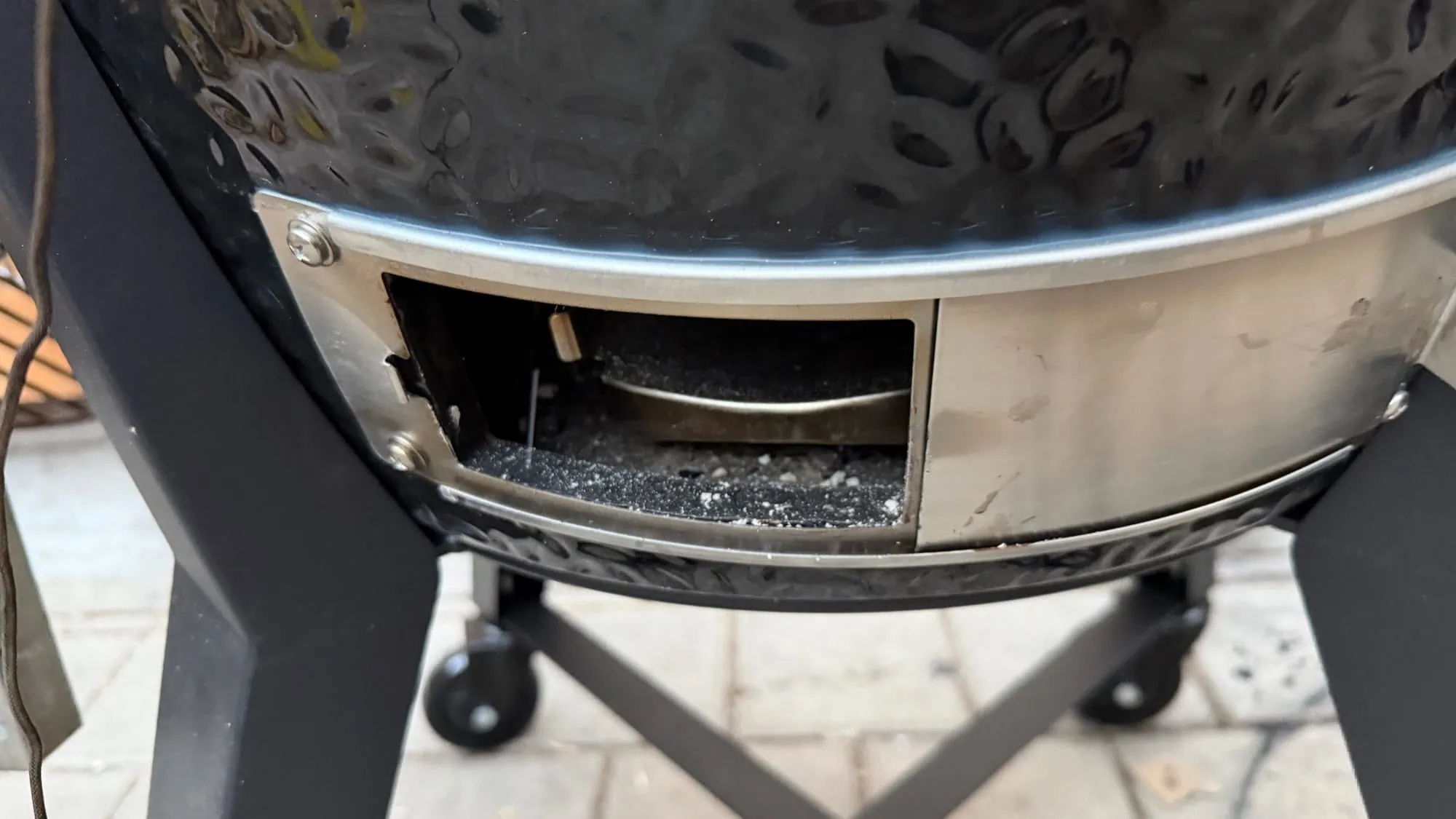 Viel Kohle für Kamado-Grills: Monolith Two.55 im Test 15 Kamado-Grill im Test Test: Monolith Two.55 Außen 5