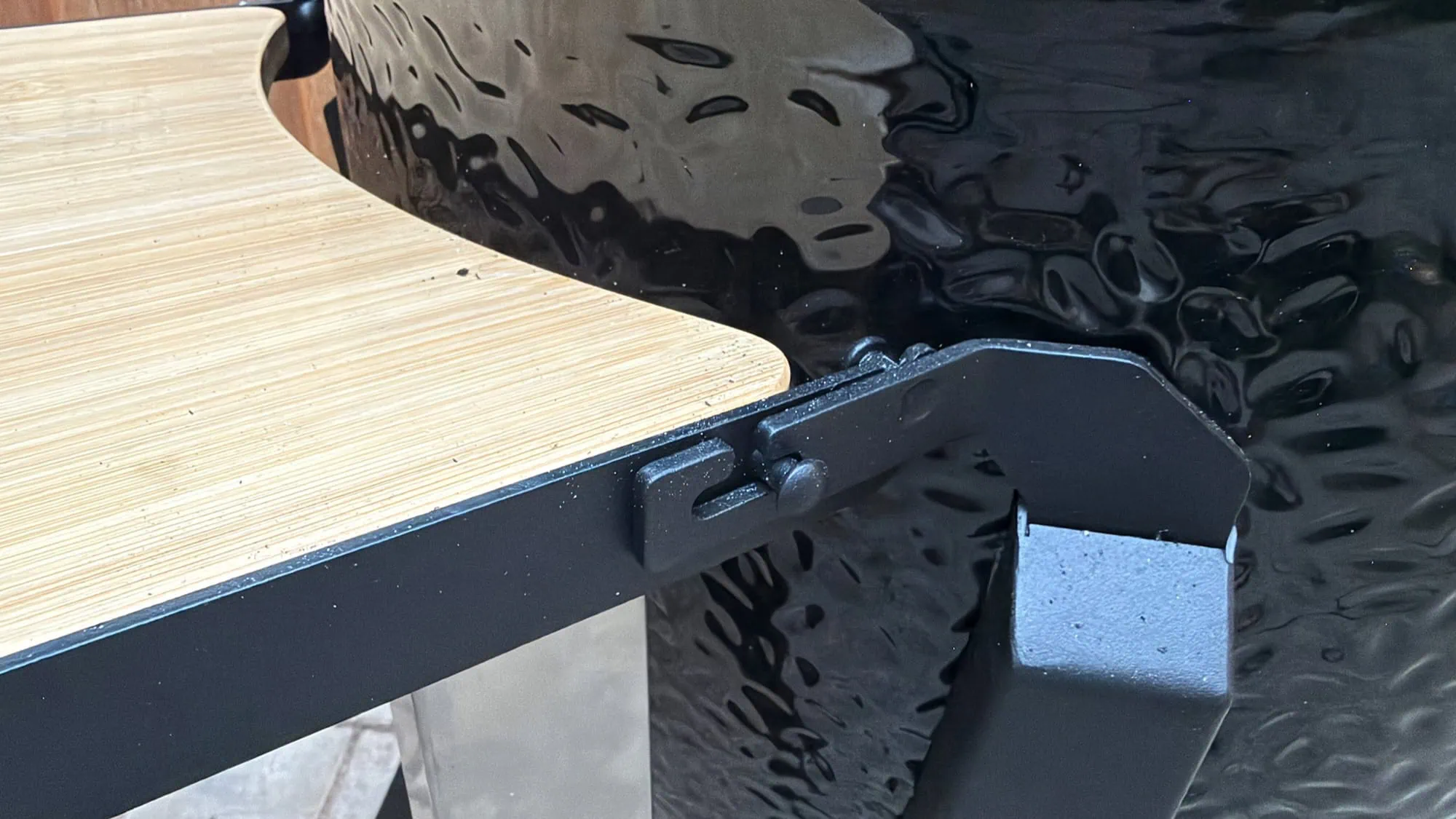 Viel Kohle für Kamado-Grills: Monolith Two.55 im Test 10 Kamado-Grill im Test Test: Monolith Two.55 Außen 6