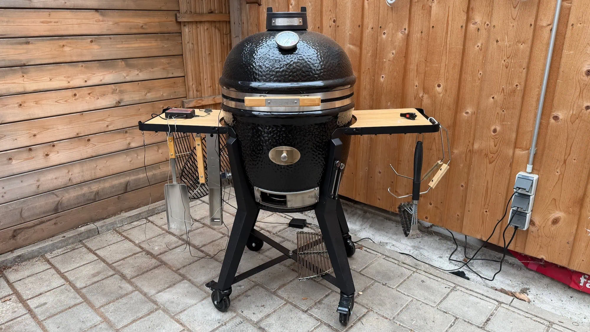 Viel Kohle für Kamado-Grills: Monolith Two.55 im Test 6 Kamado-Grill im Test Test: Monolith Two.55 Außen 8