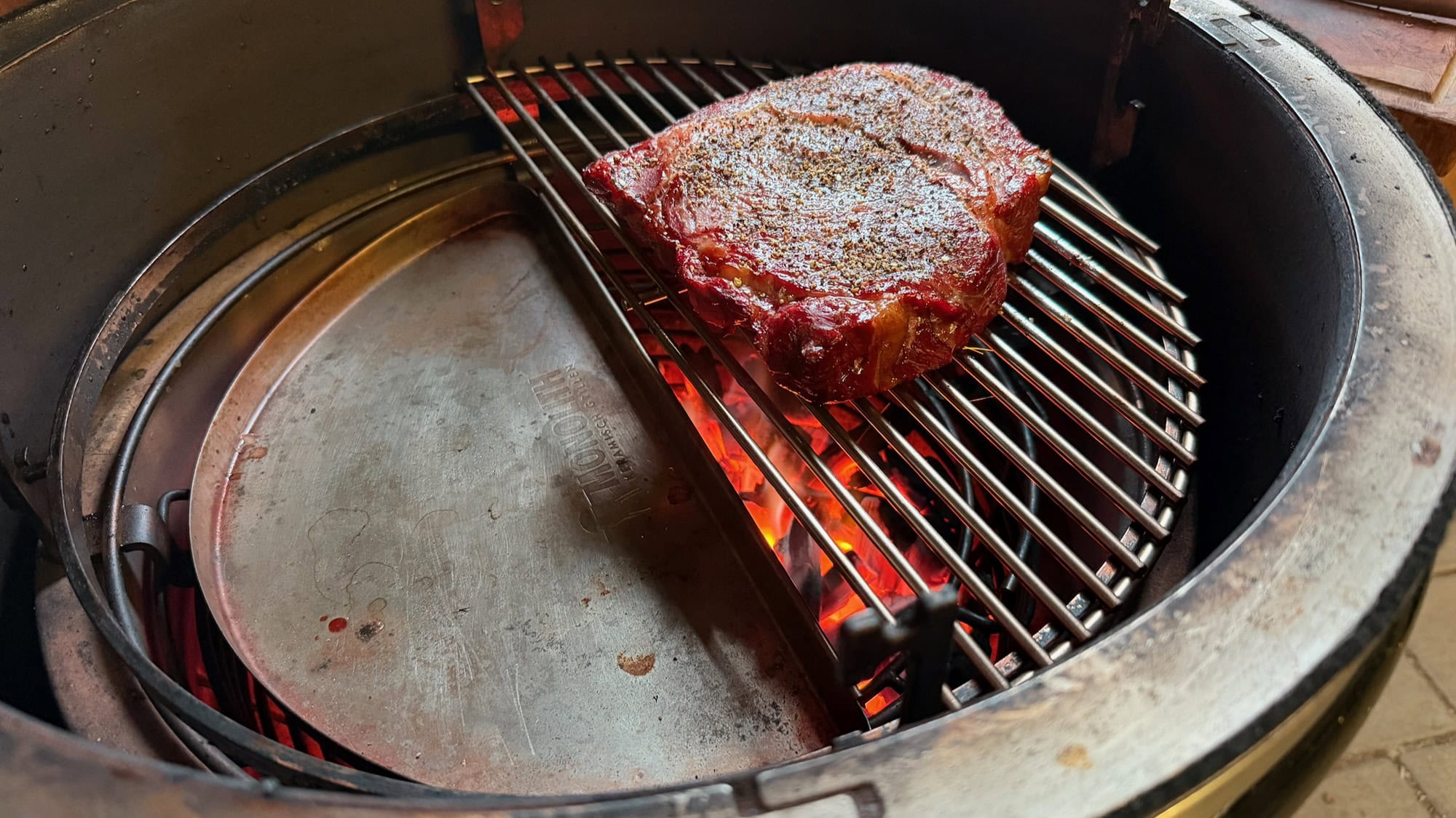 Viel Kohle für Kamado-Grills: Monolith Two.55 im Test 47 Kamado-Grill im Test Test: Monolith Two.55 Direct Fire 6