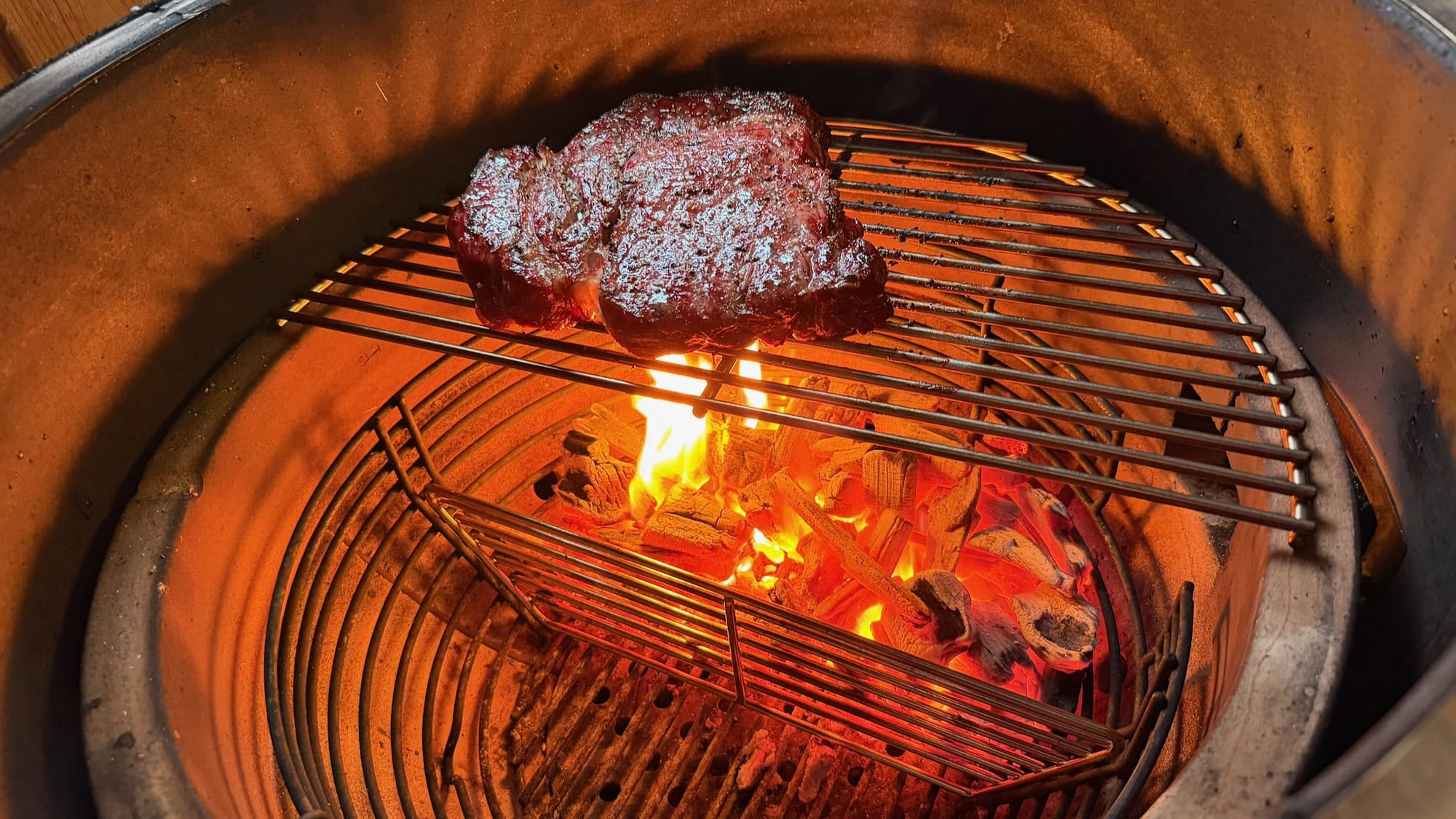 Viel Kohle für Kamado-Grills: Monolith Two.55 im Test 48 Kamado-Grill im Test Test: Monolith Two.55 Direct Fire 7