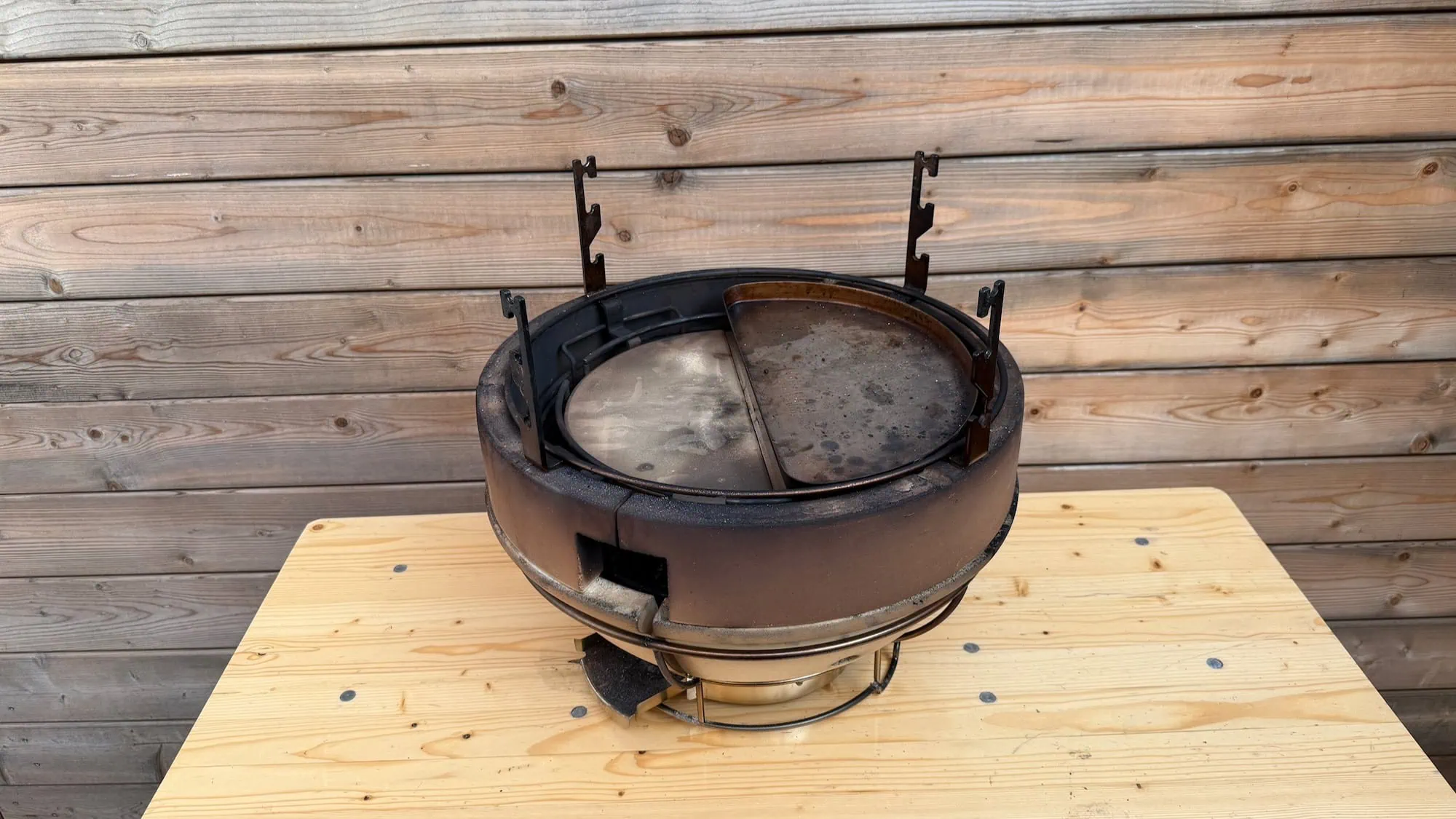 Viel Kohle für Kamado-Grills: Monolith Two.55 im Test 26 Kamado-Grill im Test Test: Monolith Two.55 Innenaufbau 10