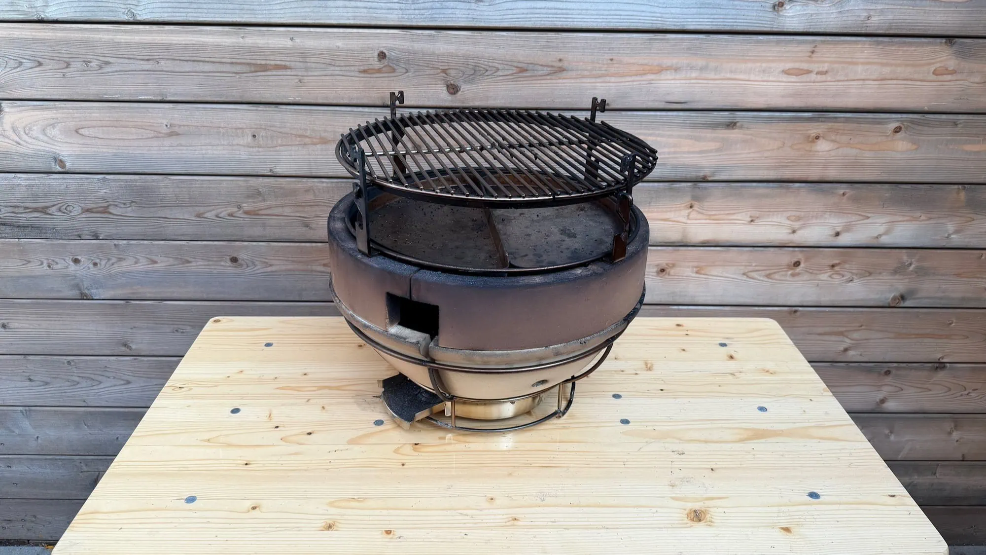 Viel Kohle für Kamado-Grills: Monolith Two.55 im Test 28 Kamado-Grill im Test Test: Monolith Two.55 Innenaufbau 13