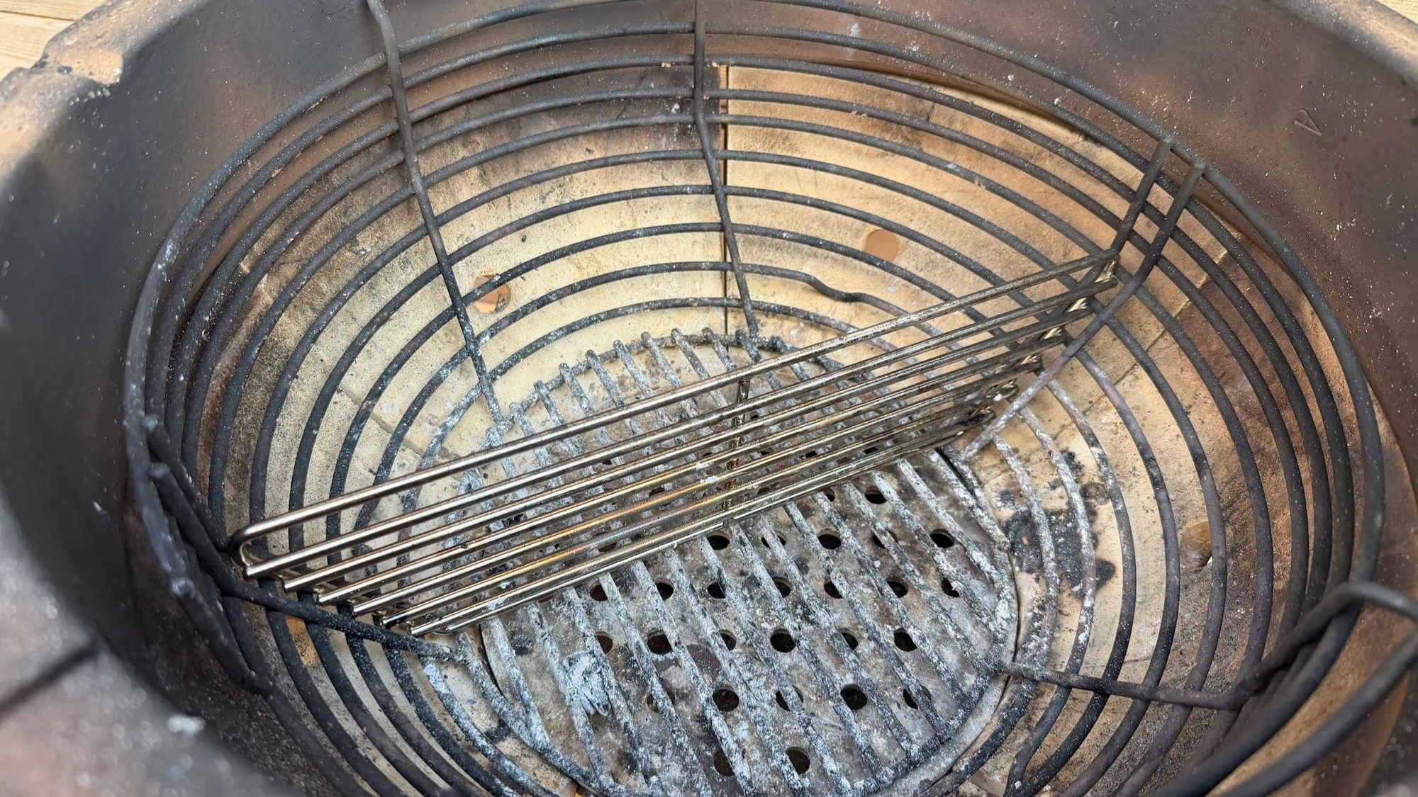 Viel Kohle für Kamado-Grills: Monolith Two.55 im Test 22 Kamado-Grill im Test Test: Monolith Two.55 Innenaufbau 6