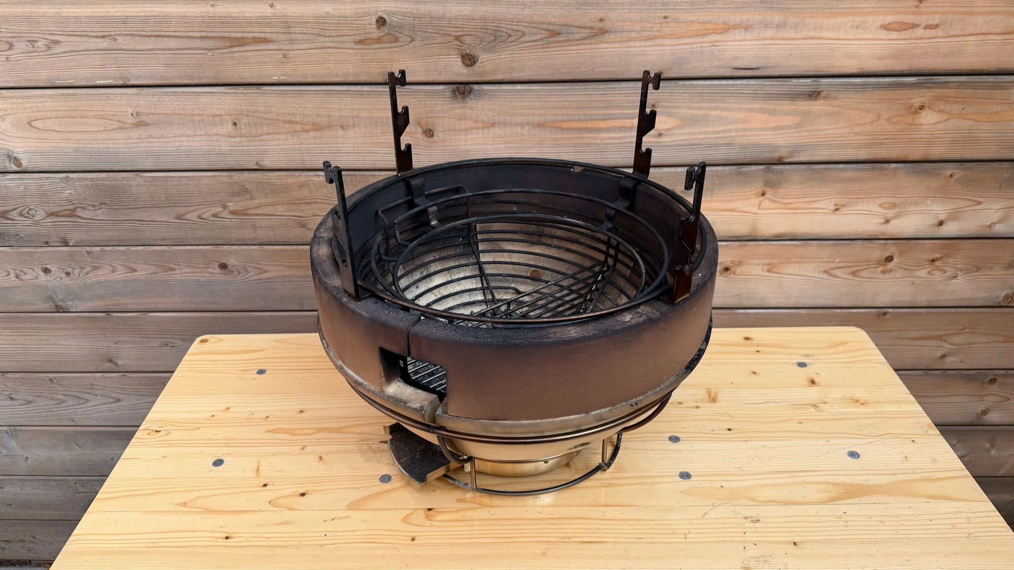 Viel Kohle für Kamado-Grills: Monolith Two.55 im Test 23 Kamado-Grill im Test Test: Monolith Two.55 Innenaufbau 7