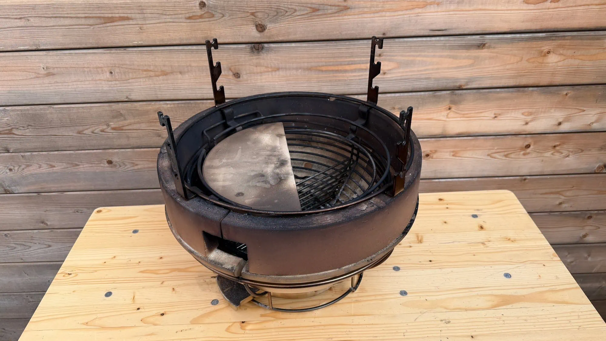 Viel Kohle für Kamado-Grills: Monolith Two.55 im Test 24 Kamado-Grill im Test Test: Monolith Two.55 Innenaufbau 10