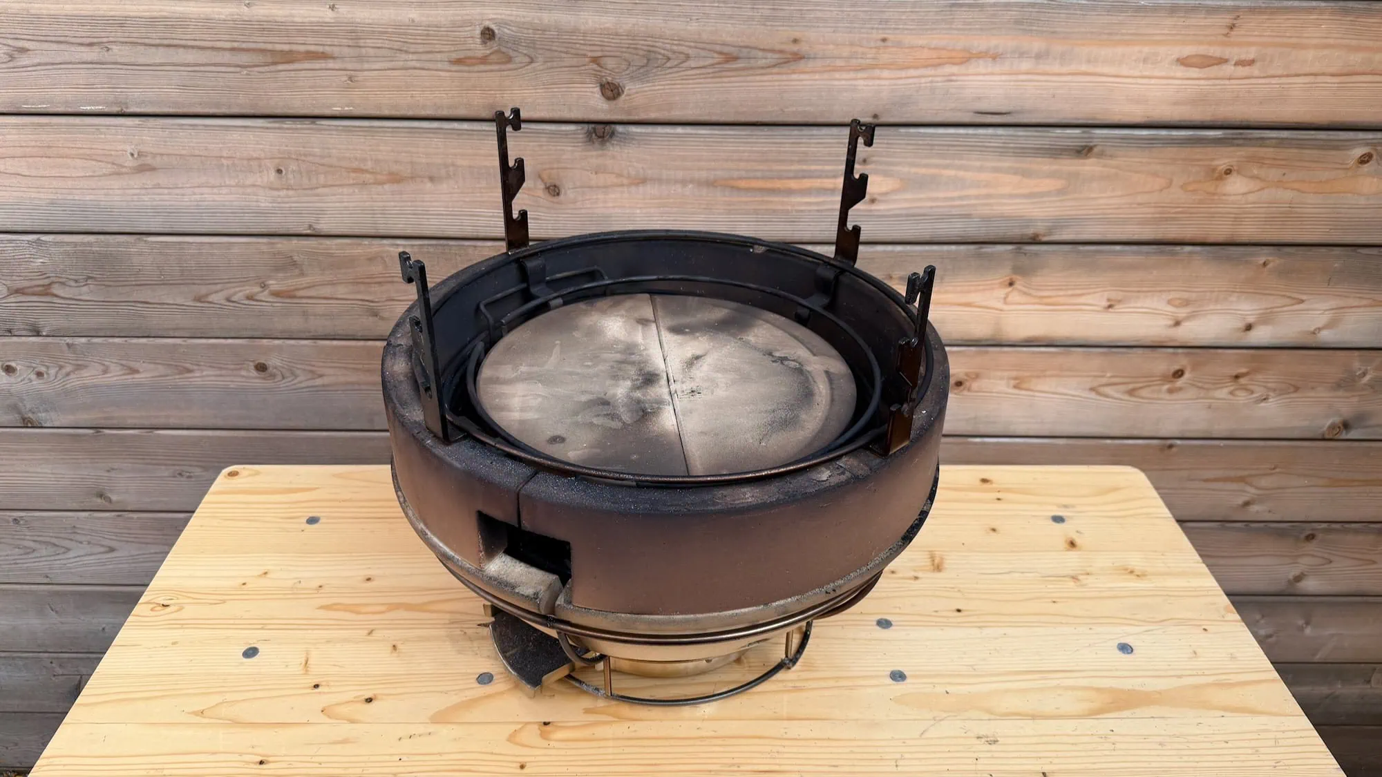 Viel Kohle für Kamado-Grills: Monolith Two.55 im Test 25 Kamado-Grill im Test Test: Monolith Two.55 Innenaufbau 9