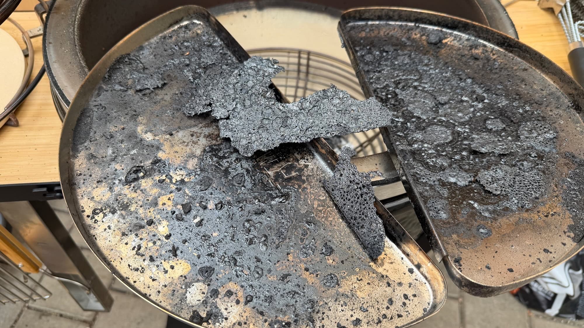 Viel Kohle für Kamado-Grills: Monolith Two.55 im Test 49 Kamado-Grill im Test Test: Monolith Two.55 Reinigung 1