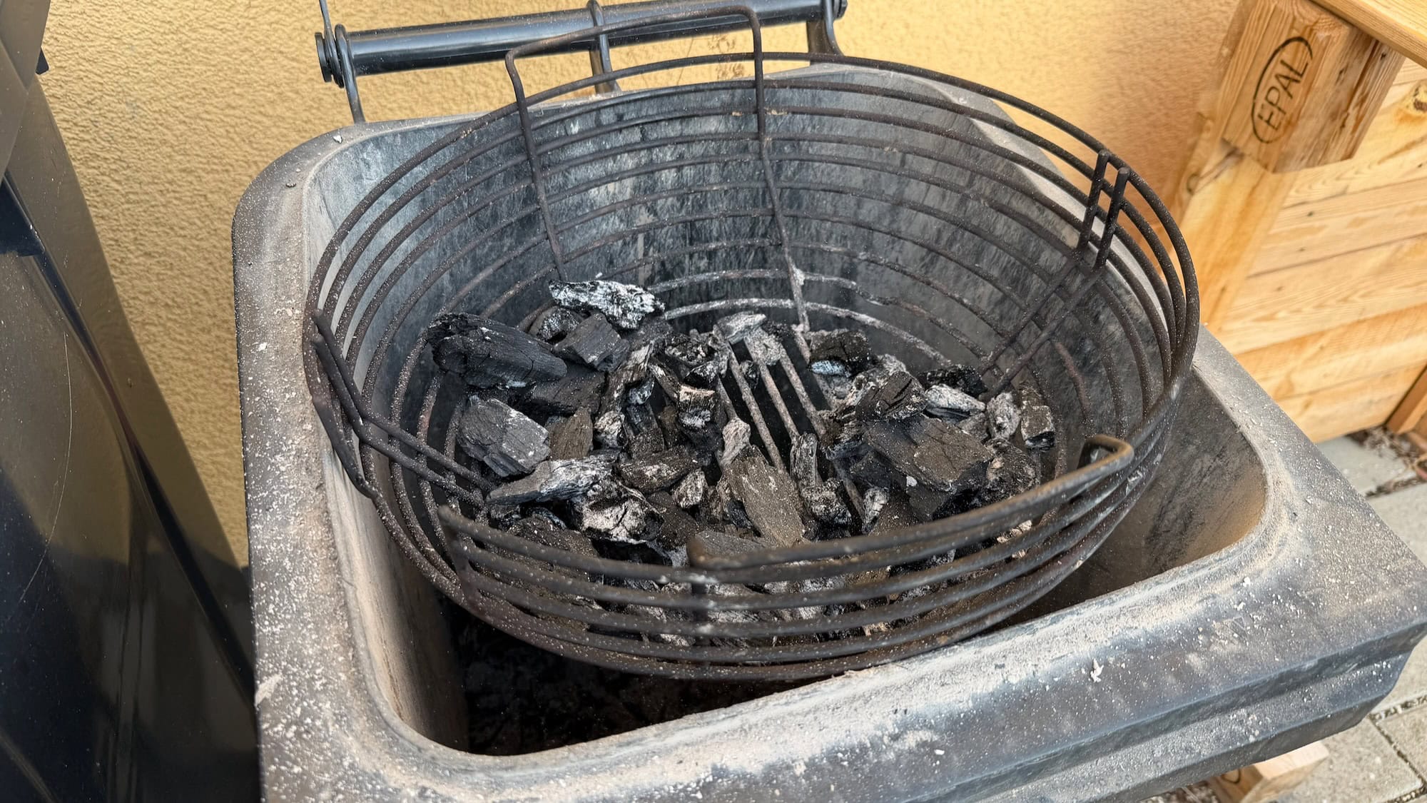 Viel Kohle für Kamado-Grills: Monolith Two.55 im Test 52 Kamado-Grill im Test Test: Monolith Two.55 Reinigung 4