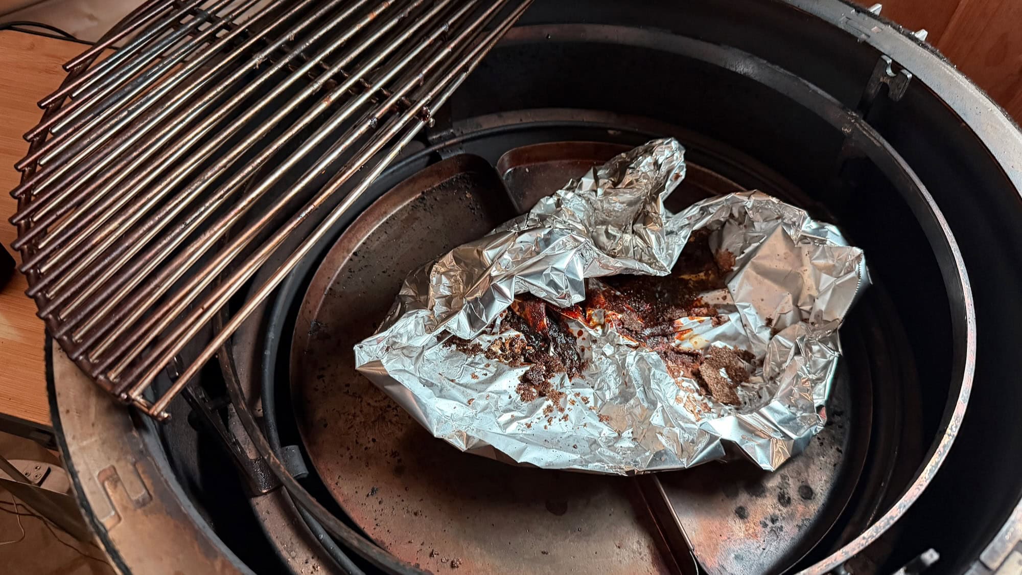 Viel Kohle für Kamado-Grills: Monolith Two.55 im Test 53 Kamado-Grill im Test Test: Monolith Two.55 Reinigung 5