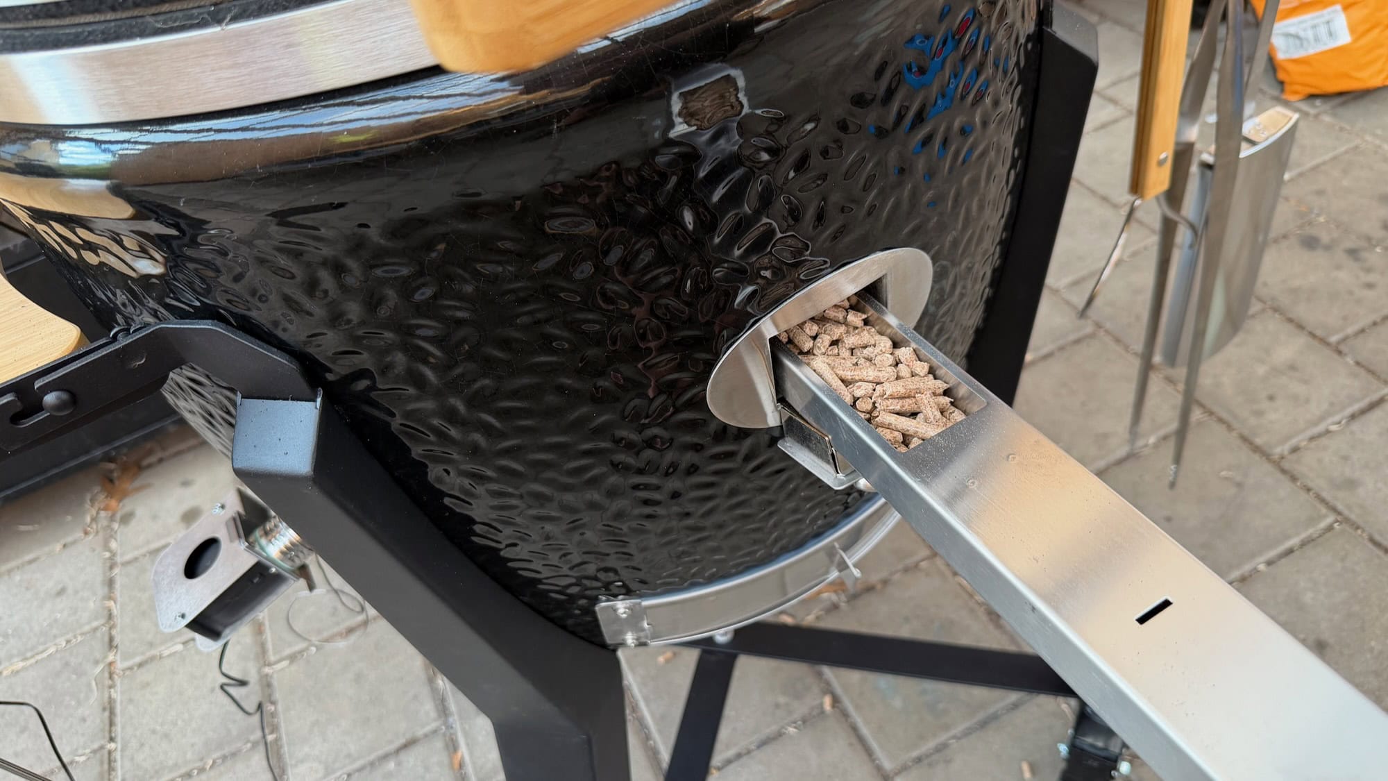 Viel Kohle für Kamado-Grills: Monolith Two.55 im Test 33 Kamado-Grill im Test Test: Monolith Two.55 Werkzeuge 2